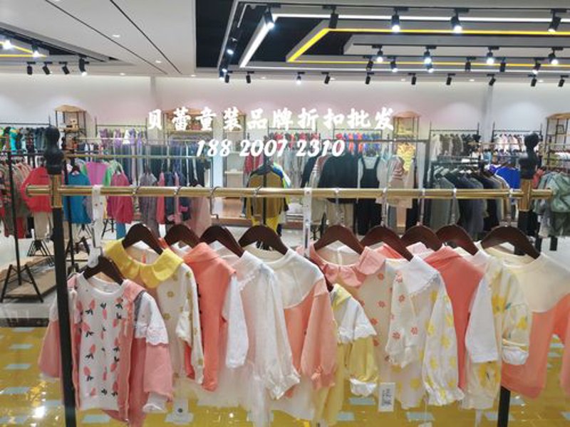 华玉服装引领时尚潮流前沿